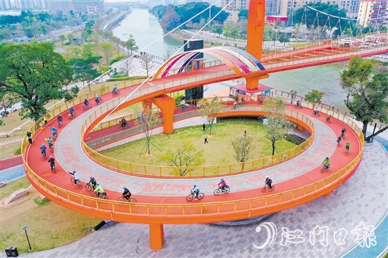 江海區(qū)城央綠廊四道貫通，適合騎行，圖為騎行車愛好者騎行在如意橋上。郭永樂
