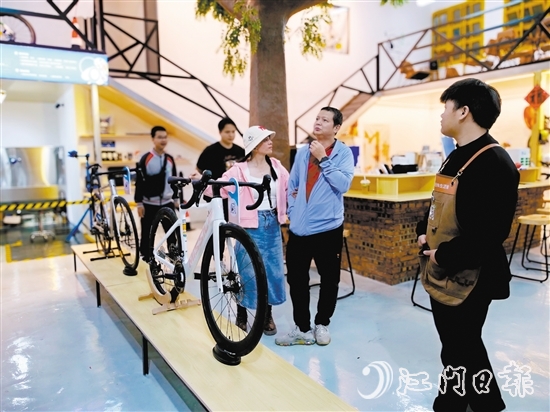 市民在Plan.B自行車生活館選購適宜的自行車。劉瓊