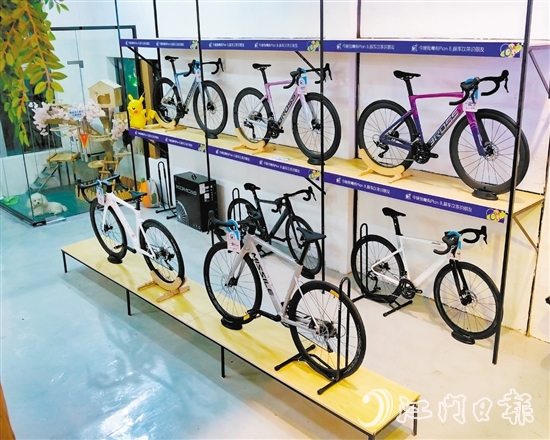 Plan.B自行車生活館內(nèi)陳列著各式各樣的自行車。劉瓊