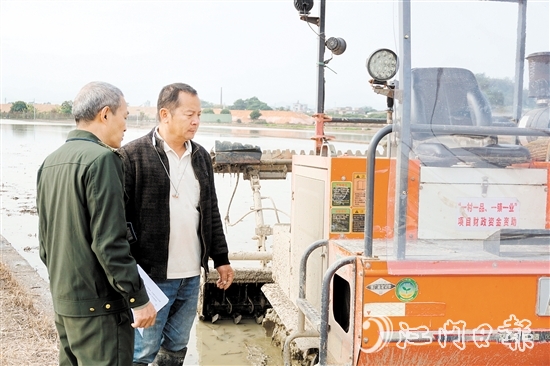 農(nóng)機安全監(jiān)理人員到田間地頭，對農(nóng)機進行安全檢查。