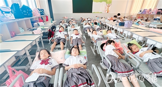 恩平全市共有“平躺睡”床位22905個，城區(qū)小學(xué)基本實現(xiàn)全覆蓋，學(xué)生們實現(xiàn)“躺睡自由”。