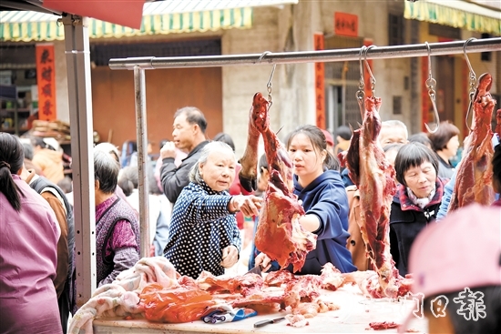 那吉黃牛肉受到歡迎，前來購買牛肉的顧客絡(luò)繹不絕。