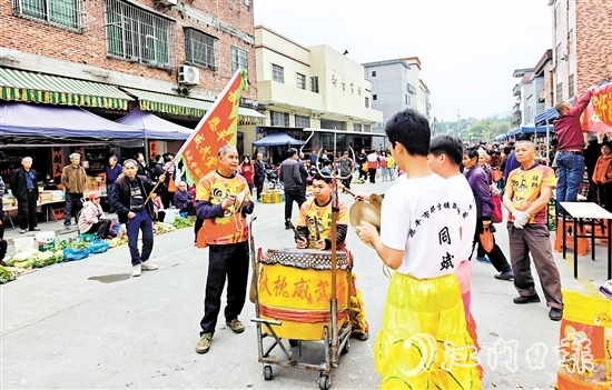 主辦方專門請(qǐng)了舞獅隊(duì)，動(dòng)感的鑼鼓聲和精彩的舞獅表演瞬間將現(xiàn)場氣氛點(diǎn)燃。