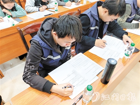 開(kāi)平市應(yīng)急管理局圍繞最新法律法規(guī)、行業(yè)風(fēng)險(xiǎn)變化和執(zhí)法難點(diǎn)定期開(kāi)展培訓(xùn)。