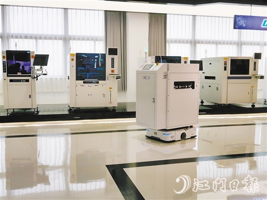 德森智能生產(chǎn)的AGV全自動機器人正在工作。劉瓊