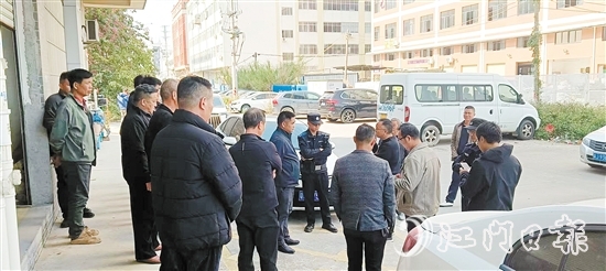 睦洲鎮(zhèn)政協(xié)聯(lián)絡(luò)組聚焦基層善治，依托基層協(xié)商驛站，協(xié)助派出所和人社部門(mén)處理企業(yè)與職工的糾紛。