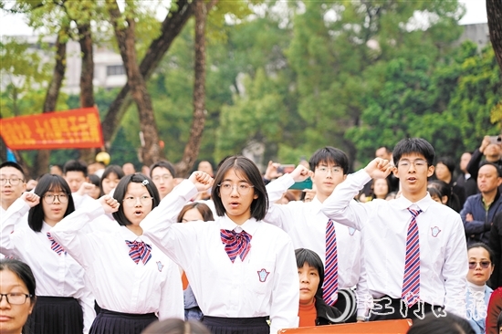 在學生代表的帶領下，學生們進行了莊嚴的成人宣誓。