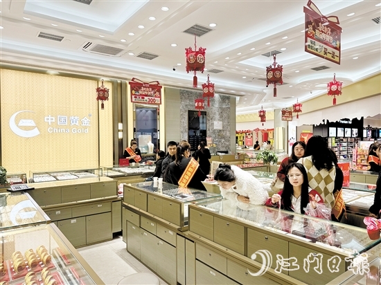 小克重黃金首飾、黃金貼片等“輕量化”產(chǎn)品受年輕消費者青睞。