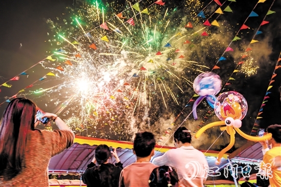 進(jìn)入夜晚，花炮會(huì)現(xiàn)場仍然非常熱鬧，絢麗煙花讓村民、游客大飽眼福。歐蕊榮