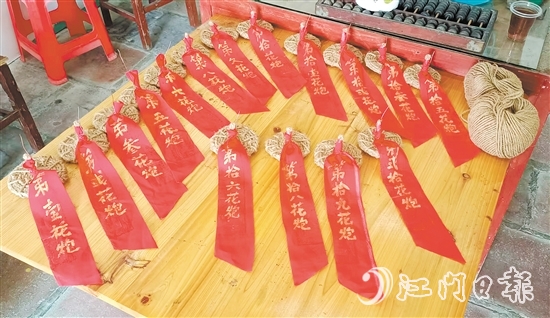 “搶炮”環(huán)節(jié)用的花炮頭由麻繩編織而成，如今“搶炮”被抽簽取代，既保留了傳統(tǒng)，又確保了安全。鶴城鎮(zhèn)供圖