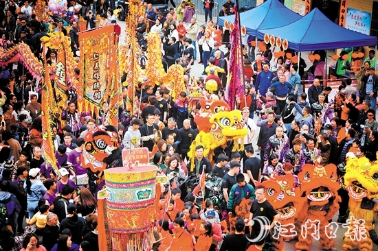 正月十六上午，小官田樟樹下村熱鬧非凡，村民們敲鑼打鼓，進(jìn)行“接炮”“還炮”等環(huán)節(jié)。
