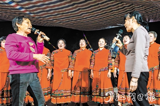 村民在花炮會(huì)上唱響《采茶歌》，詞韻精美，內(nèi)涵豐富。歐蕊榮