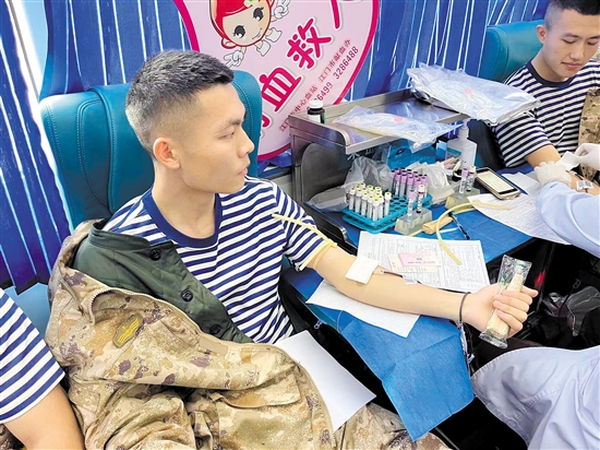 部隊(duì)官兵踴躍獻(xiàn)血。