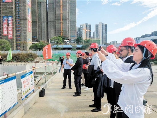 昨日下午，20多名港澳委員報(bào)到后，馬不停蹄開(kāi)展視察工作。