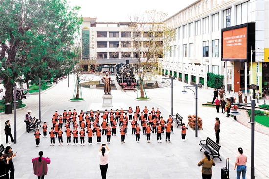 陳宜禧紀(jì)念廣場位于原斗山公園，在新寧鐵路舊址的起點(diǎn)上改建而成，內(nèi)有陳宜禧人物雕像、蒸汽火車頭、鐵路文化長廊等。