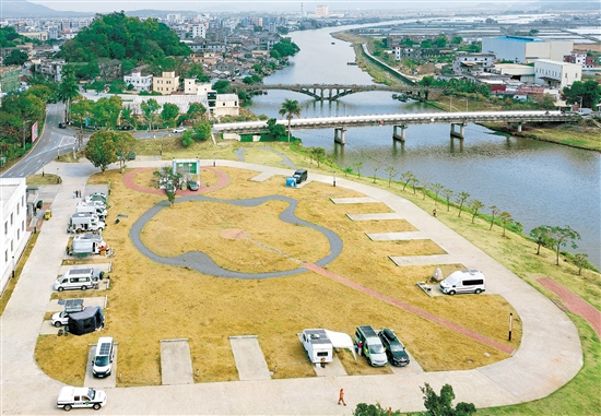 斗山河位于圩鎮(zhèn)河段，附近建有濱河公園等休閑場所，是親子活動、河畔散步的好去處。