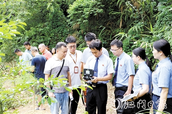 檢察干警借助無(wú)人機(jī)開展調(diào)查取證工作。