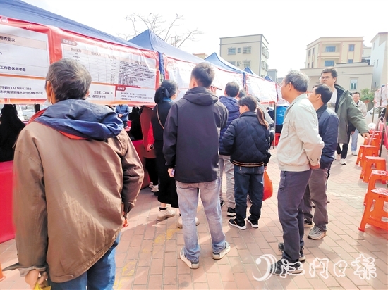 恩平市人社局在大槐鎮(zhèn)舉辦的招聘會吸引不少求職者到場。