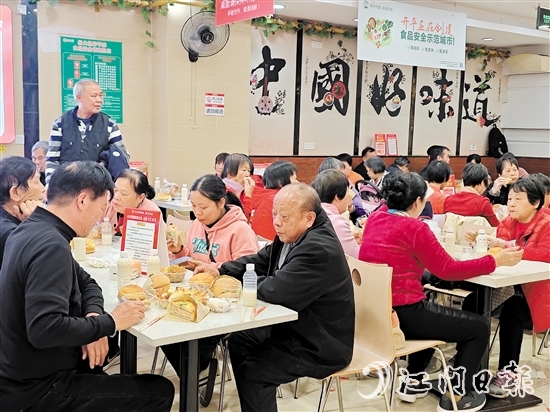 “小開社區(qū)飯?zhí)谩眴?dòng)當(dāng)天，吸引了眾多長者前來試吃。