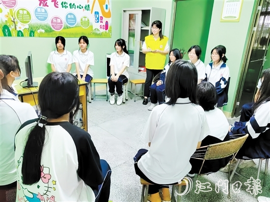 許浣愉（圖中黃衣者）在駐校期間為學(xué)生們做心理輔導(dǎo)。