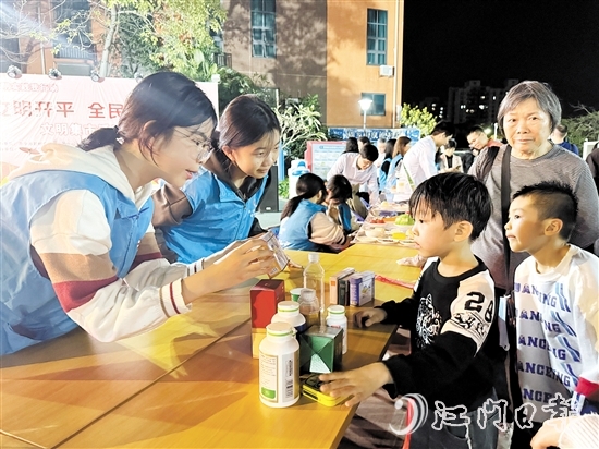 文明集市活動將文明大餐送到群眾“家門口”，吸引了眾多群眾前來“趕集”。