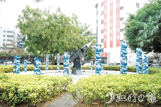 藍(lán)色迷彩環(huán)繞的戰(zhàn)斗機(jī)模型引人注目。