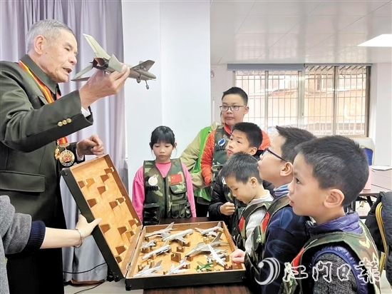 孩子們聽老兵講述國防重器的故事。