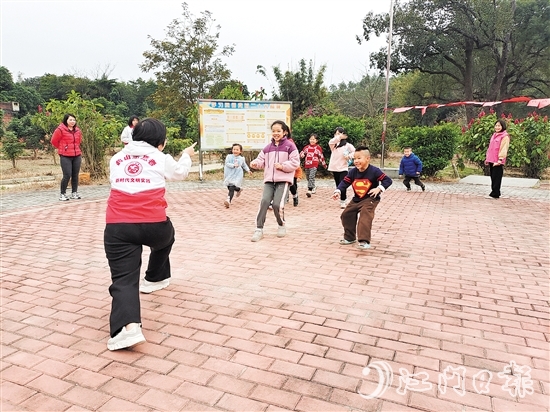 村委會利用小公園定期舉辦惠民活動。