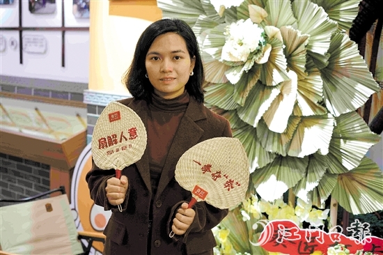 余惠云結(jié)合現(xiàn)代設(shè)計和刺繡工藝，創(chuàng)作出有趣的葵扇產(chǎn)品。