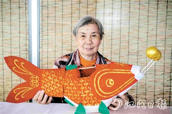 鐘松友與她制作的新會魚燈。
