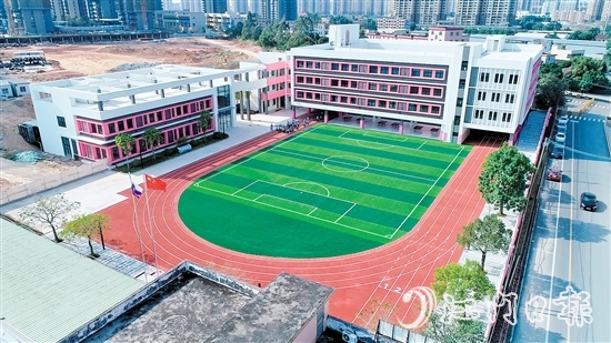 臺山市去年累計投入4800余萬元，大力推動臺城二小林榮源校區(qū)改擴建工程、那琴小學(xué)教學(xué)樓項目等建設(shè)。圖為改擴建后的臺城二小林榮源校區(qū)。