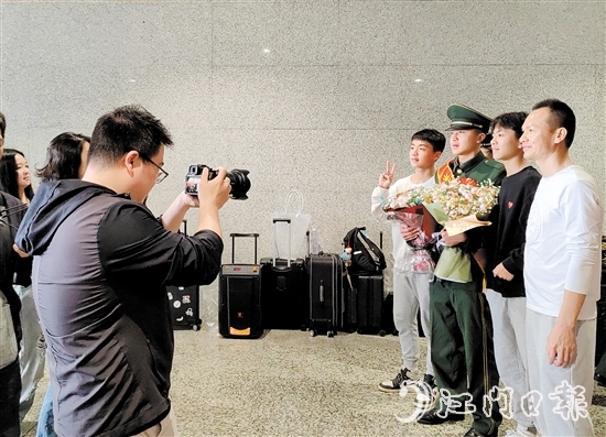 家人迎接退役軍人光榮返鄉(xiāng)。
