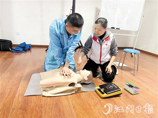 在講師的指導下，學員練習心肺復蘇（CPR+AED）技能。