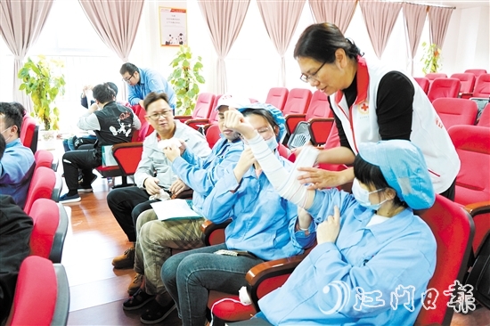 學員們兩兩配合，認真練習創(chuàng)傷包扎、骨折固定等技能。