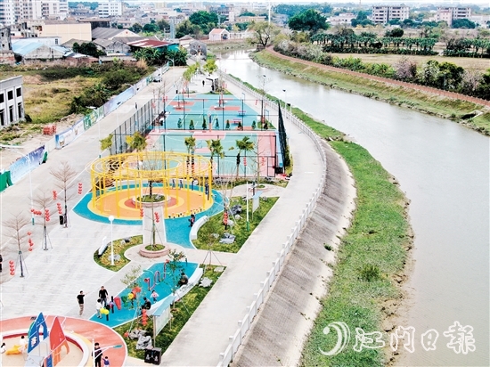 濱水休閑公園美景如畫、設(shè)施齊全，成為群眾休閑娛樂的新天地。