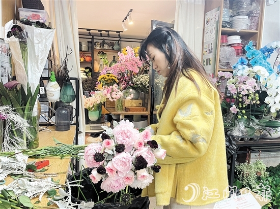 花店員工忙趕訂單。