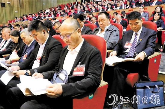 來自各條戰(zhàn)線的人大代表、政協(xié)委員熱議鶴山市政府工作報告。