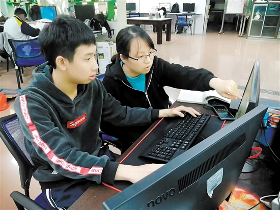 龐小玲（右一）認(rèn)真指導(dǎo)學(xué)生學(xué)習(xí)專業(yè)知識(shí)。