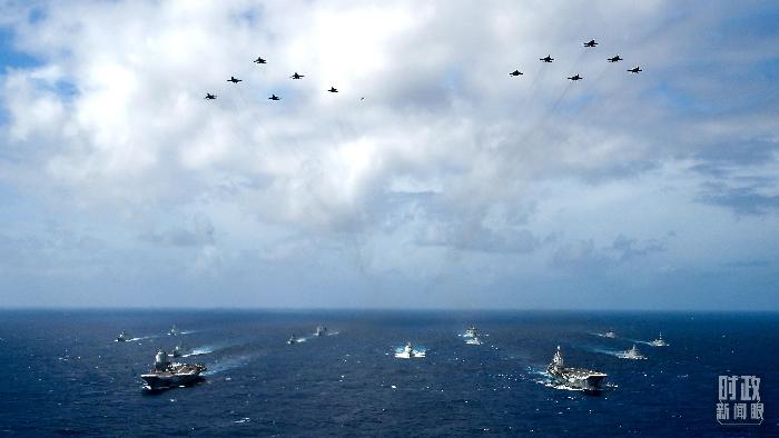 △2024年10月21日，遼寧艦、山東艦編隊雙航母編隊演練。（圖/視覺中國）
