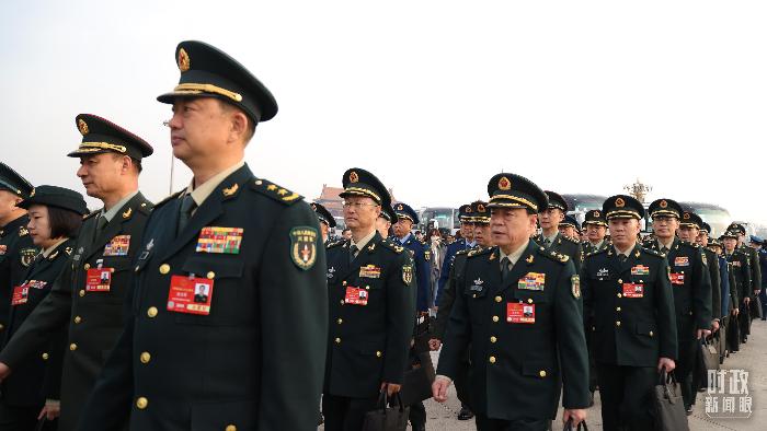 △出席十四屆全國人大三次會議的解放軍和武警部隊代表團代表。（總臺央視記者魏幫軍拍攝）