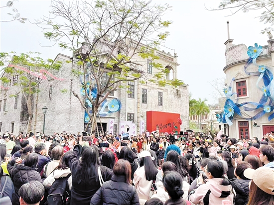 “三八”婦女節(jié)當(dāng)天，赤坎華僑古鎮(zhèn)吸引眾多游客。赤坎華僑古鎮(zhèn)供圖。