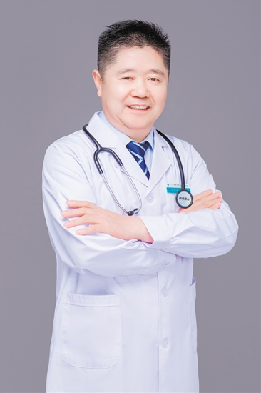 楊愛成：江門市五邑中醫(yī)院腎病科主任，主任醫(yī)師，醫(yī)學(xué)博士，暨南大學(xué)碩士生導(dǎo)師，嶺南名醫(yī)，江門市名醫(yī)。