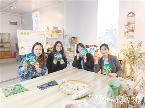 農(nóng)業(yè)銀行江門(mén)分行女職工制作陶藝手工品。