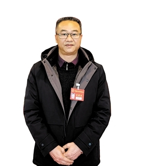 開平市人大代表，龍勝鎮(zhèn)龍勝墟社區(qū)黨支部書記、居委會主任張健鋒