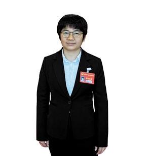 開平市人大代表，馬岡鎮(zhèn)聯(lián)岡村黨總支書記、村委會主任梁泳怡