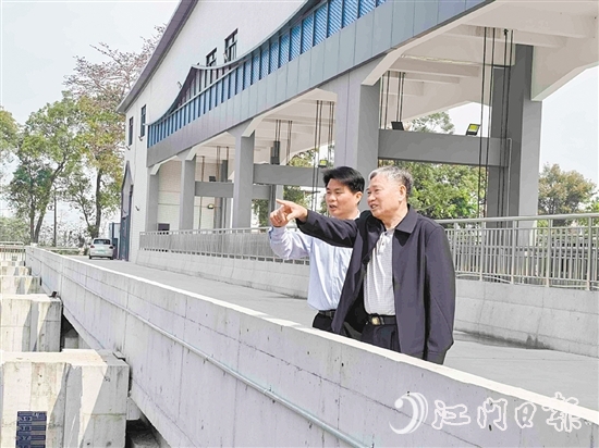 睦洲水閘工程管理所的兩任負(fù)責(zé)人一起探討工程規(guī)范化管護(hù)機(jī)制，使命賡續(xù)有了更具象的體現(xiàn)。