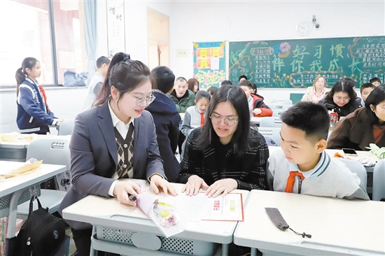 班主任向家長展示孩子在學習與成長中的點點滴滴。