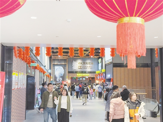 春節(jié)期間，影院人氣滿滿。