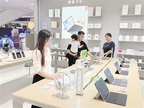 不少市民到門(mén)店看新款手機(jī)。