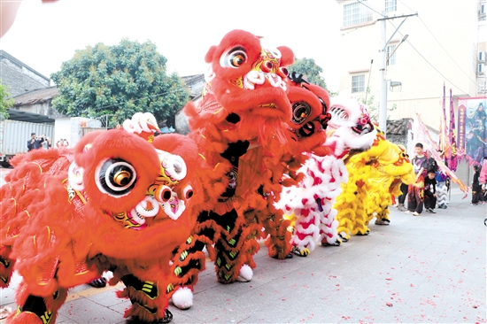 巡游途中，醒獅隊(duì)帶來活靈活現(xiàn)的舞獅表演。